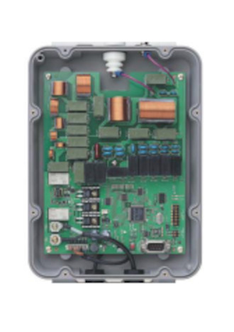 Detalle del interior del acoplador automático de antena Yaesu FC-40